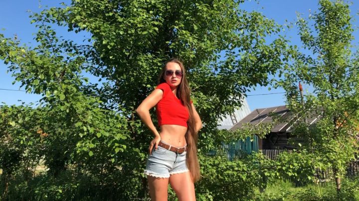 Hot Long Hair Brunette Vera's Sexy Hair Play Outside