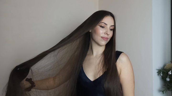 Rapunzel Gets Ready for Bed (Combing, Close up View and Chair Play)
